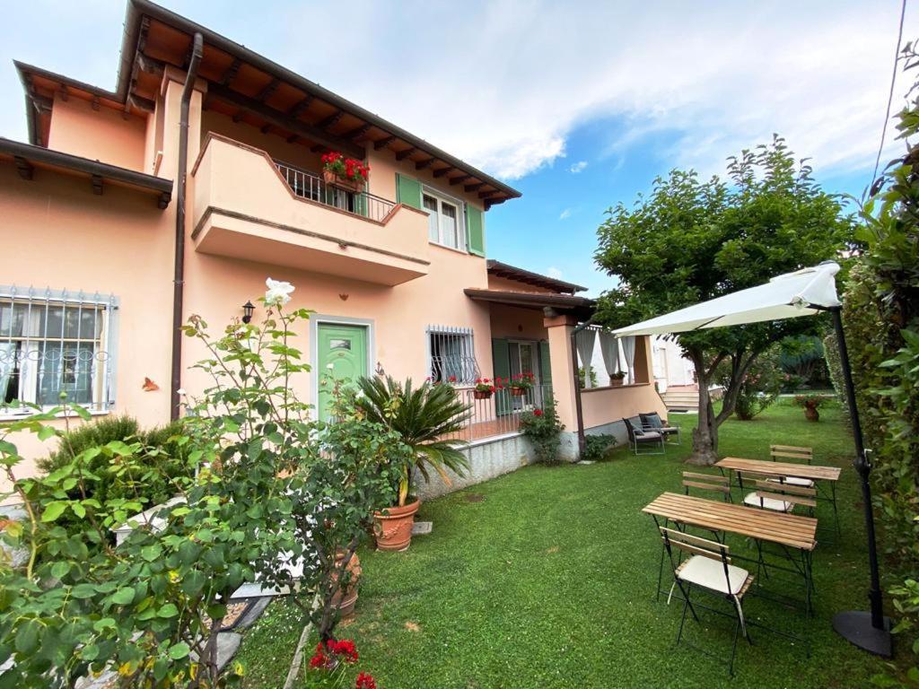La Madonnina Bed and Breakfast Querceta Buitenkant foto